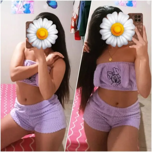 පොටෝ එකේ ඉන්න පොඩි නංගි බබාගෙන් ඇග හිරිවැටිලා යන්න සැපක් ගන්න ආසයිද ළමයි.. 🫣  ඔයාවත් අවුස්