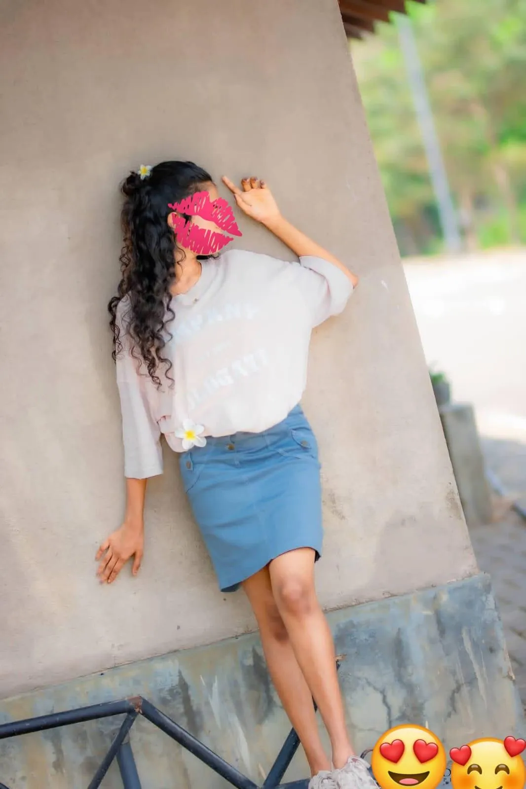 Hi මම දෙව්මි මේ ෆොටෝ එකේ ඉන්නේ මමම තමයි. | Lanka Ads New