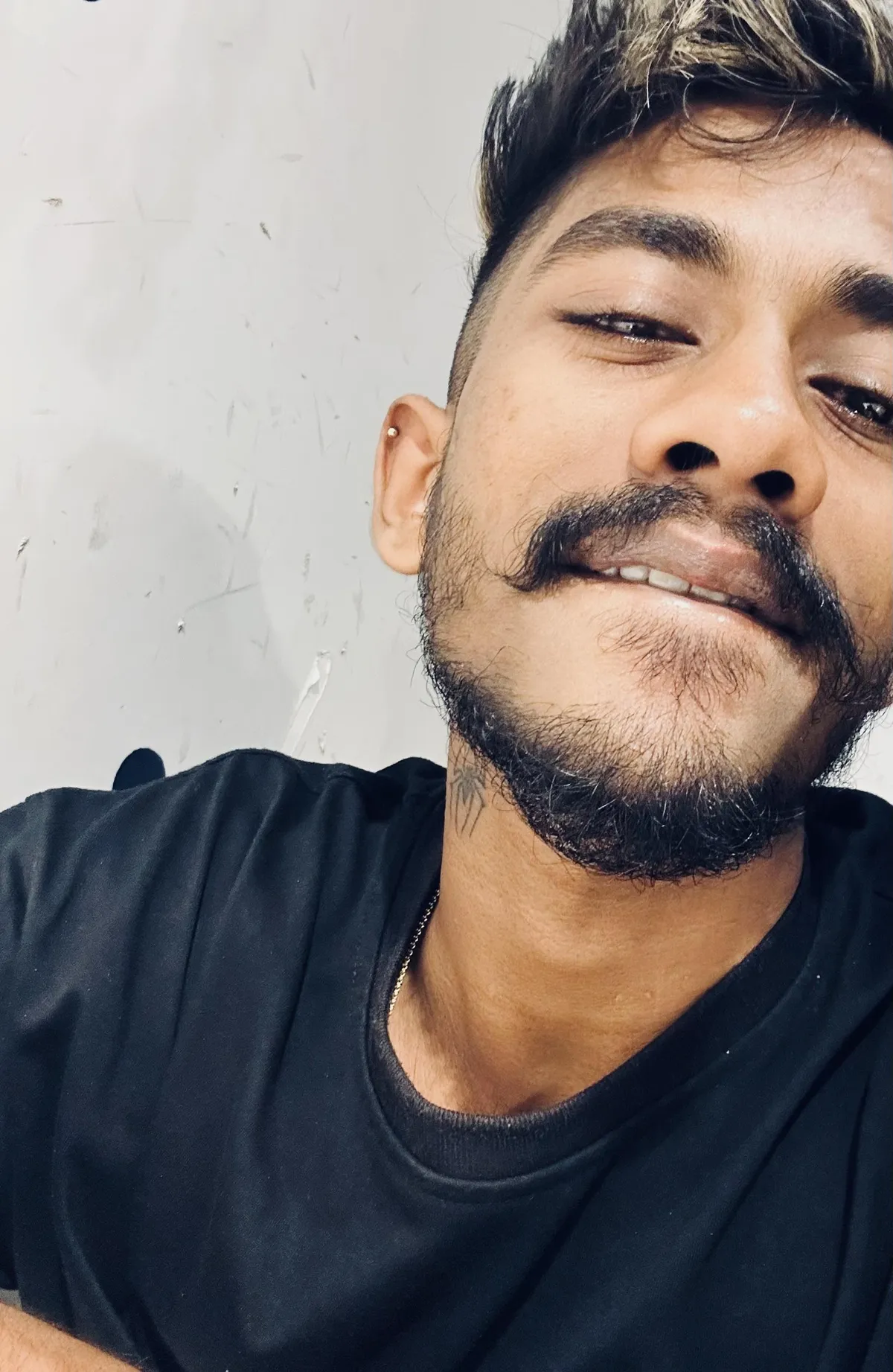 hi i’m santhush 27 years old | Lanka Ads New