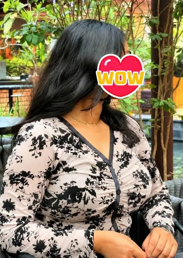 ஒரு தமிழ் பெண்ணிடமிருந்து சூப்பரான cam show பார்க்கணுமா?