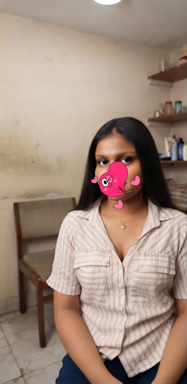 මගේ බෝඩිමේ යාලුවා ඔයාලට ඕන විදියට මගේ කුක්කුදෙක මිරිකලා පෙන්නාවි.